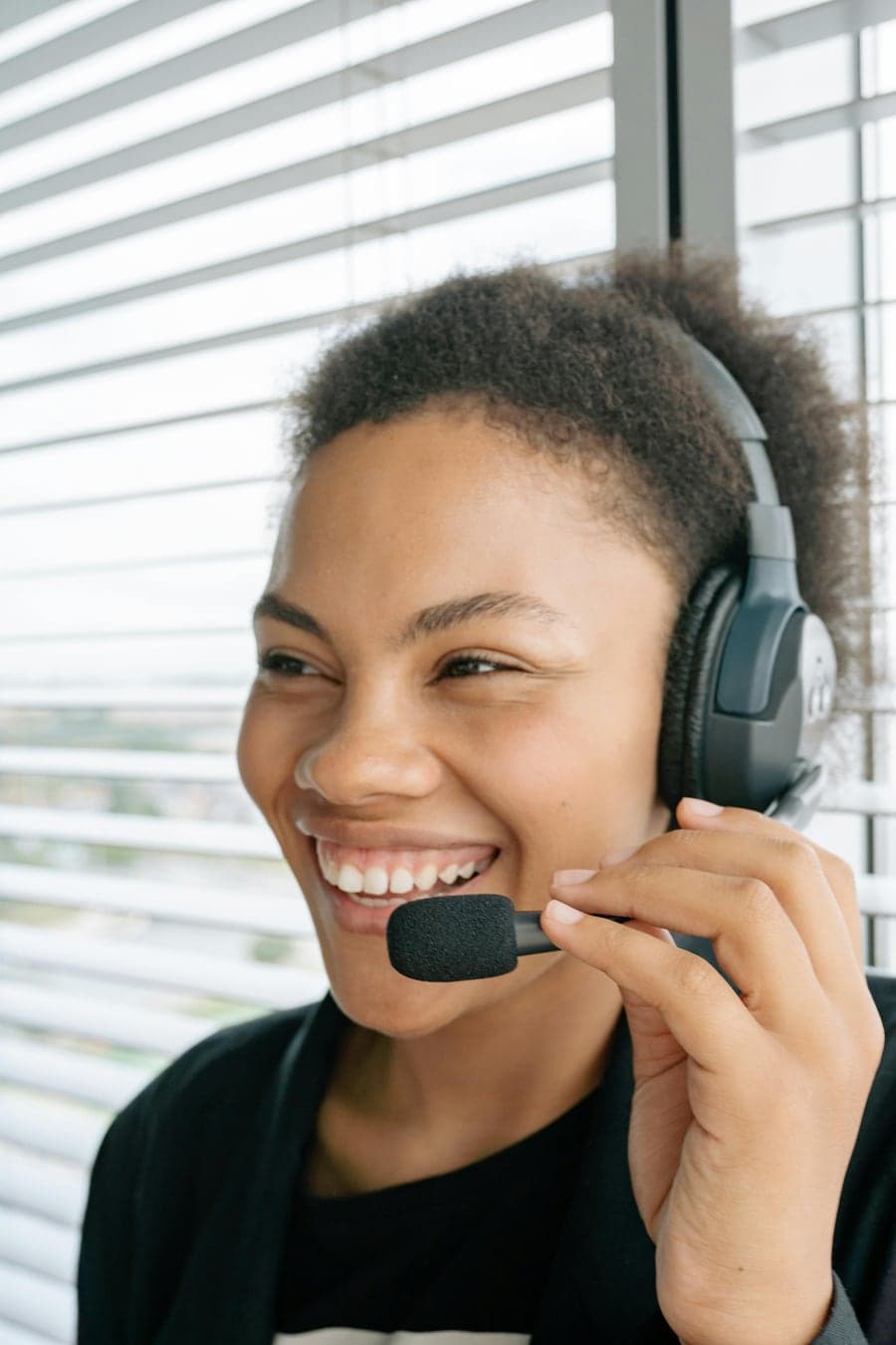 Membre d'équipe Interfone souriant·e portant un casque sans fil