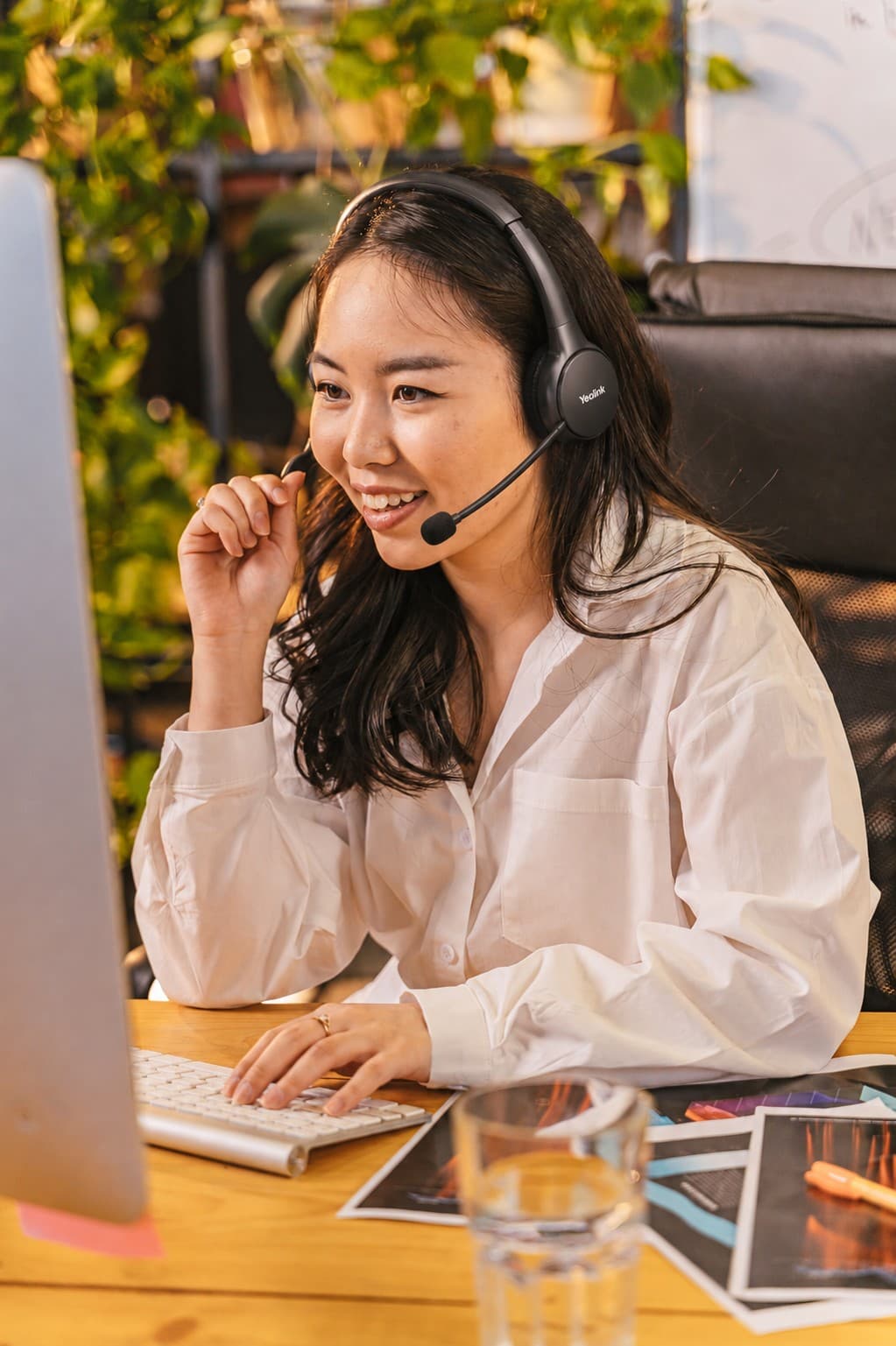 Conseillère Interfone avec casque Yealink, prête à vous accompagner